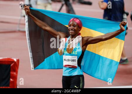 Tokyo, Kanto, Giappone. 6 agosto 2021. Shaunae Miller-Uibo (BAH) celebra la vittoria della medaglia d'oro nella finale femminile di 400 metri durante i Giochi Olimpici di Tokyo 2020 allo Stadio Olimpico. (Credit Image: © David McIntyre/ZUMA Press Wire) Credit: ZUMA Press, Inc./Alamy Live News Foto Stock