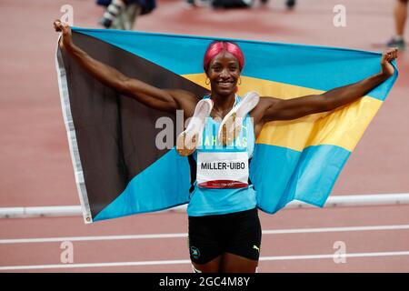 Tokyo, Kanto, Giappone. 6 agosto 2021. Shaunae Miller-Uibo (BAH) celebra la vittoria della medaglia d'oro nella finale femminile di 400 metri durante i Giochi Olimpici di Tokyo 2020 allo Stadio Olimpico. (Credit Image: © David McIntyre/ZUMA Press Wire) Credit: ZUMA Press, Inc./Alamy Live News Foto Stock