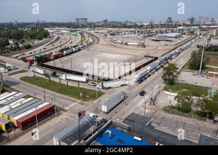 Detroit, Michigan, Stati Uniti. 6 agosto 2021. Uno sciopero dei lavoratori doganali canadesi ha causato enormi ritardi ai valichi di frontiera tra Stati Uniti e Canada. I camion sono stati sostenuti per chilometri sulle superstrade di Detroit e sulle strade della città, in attesa di attraversare l'Ambassador Bridge. La Public Service Alliance of Canada e l'Unione doganale e dell'immigrazione hanno preso provvedimenti dopo tre anni di assenza di contratti. Anche se i sindacati lo chiamavano sciopero, tecnicamente si trattava di un'azione da lavoro a regola. Credit: Jim West/Alamy Live News Foto Stock