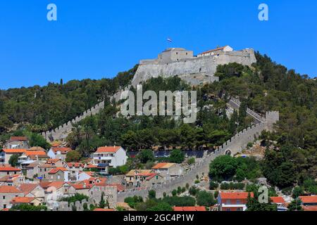 La fortezza spagnola medievale collinare con le mura della città di Hvar (contea di Spalato-Dalmazia), Croazia Foto Stock