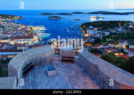 Vista panoramica dalla Fortezza Spagnola al tramonto attraverso Hvar e le Isole Paklinski (contea di Spalato), Croazia Foto Stock