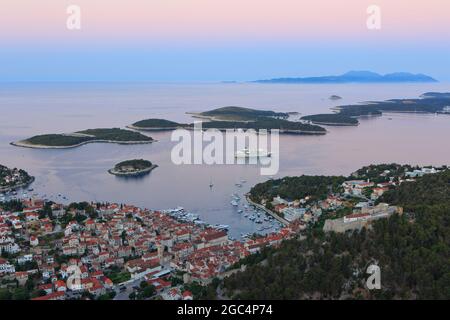 Vista panoramica all'alba attraverso Hvar e le isole Paklinski da Fort Napoleon a Hvar (contea di Spalato), Croazia Foto Stock