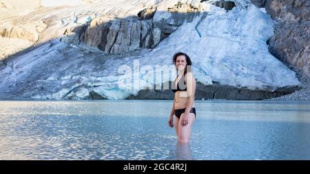 Avventurosa donna bianca caucasica Adult Swimming nel lago ghiacciato Glacier Foto Stock