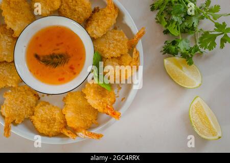 Leggermente impanata e poi fritta questa ricetta classica di gamberi fritti è completamente addictive Foto Stock