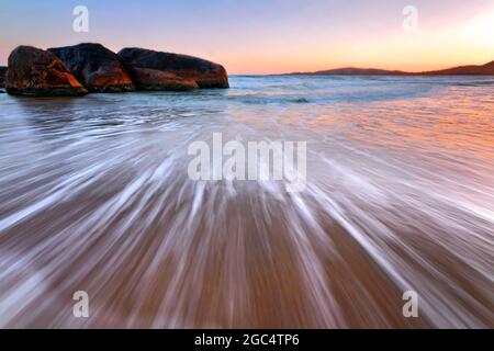 acqua che scorre sulla spiaggia Foto Stock