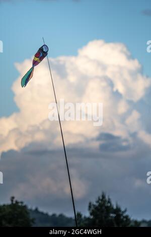 Wilderness Festival, Oxfordshire, Regno Unito. 6 agosto 2021. Cieli drammatici come i festaioli godono Wilderness Festival, ora nel suo decimo anno. E 'stato rinviato nel 2020 a causa di Covid, ma è stato in grado di Passi pure nel 2021 con rigorosi test in atto. Credit: Andrew Walmsley/Alamy Live News Foto Stock