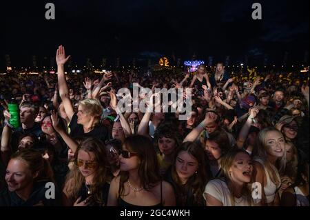 Wilderness Festival, Oxfordshire, Regno Unito. 6 agosto 2021. I festaioli apprezzeranno il Wilderness Festival in un caldo e soleggiato venerdì, quando l'evento inizia il suo decimo anno. E 'stato rinviato nel 2020 a causa di Covid, ma è stato in grado di Passi pure nel 2021 con rigorosi test in atto. Credit: Andrew Walmsley/Alamy Live News Foto Stock