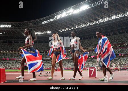 Tokyo, Giappone. 07 agosto 2021. 6 agosto 2021; Stadio Olimpico, Tokyo, Giappone: Tokyo 2020 Giochi olimpici estivi giorno 14; donne 4 x 100 m finale; Team GBR Take Bronze e 3° posto Asha Philip, Imani-Lara Lansiquot, Dina Asher-Smith e Daryll Neita Credit: Action Plus Sports Images/Alamy Live News Foto Stock