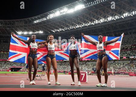 Tokyo, Giappone. 07 agosto 2021. 6 agosto 2021; Stadio Olimpico, Tokyo, Giappone: Tokyo 2020 Giochi olimpici estivi giorno 14; donne 4 x 100 m finale; Team GBR Take Bronze e 3° posto Asha Philip, Imani-Lara Lansiquot, Dina Asher-Smith e Daryll Neita Credit: Action Plus Sports Images/Alamy Live News Foto Stock
