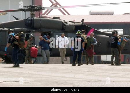 Una squadra di nove escursionisti esce da una Guardia Nazionale dell'Esercito della California UH-60 Black Hawk dopo essere stato salvato dal Creek Fire l'8 settembre 2020, al Muir Trail Ranch nella Sierra National Forest, Fresno County, California. Gli escursionisti includevano un meccanico di elicotteri Cal Guard e quattro appaltatori Cal Guard che si trovavano in un evento annuale di back-packing. Il Soldato è stato segnalato mancante per due giorni dopo che l'incendio ha eliminato le comunicazioni. Il soldato e il suo team sono stati trovati al sicuro. U.S. Army National Guard foto di staff Sgt. Eddie Siguenza) Foto Stock