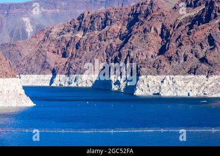 Record basso livello di acqua del lago Mead, importante serbatoio lungo il fiume Colorado, durante la grave siccità nell'ovest americano. Foto Stock