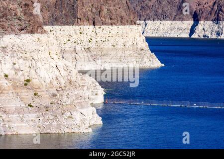 Record basso livello di acqua del lago Mead, importante serbatoio lungo il fiume Colorado, in mezzo alla grave siccità nell'ovest americano Foto Stock