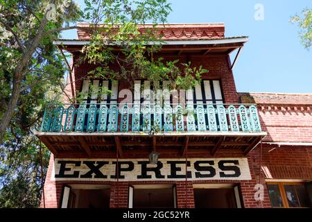 Facciata ed esterno dello storico edificio Pony Express conservato in un museo all'aperto al Columbia state Historic Park. - Columbia, California, USA - Luglio Foto Stock