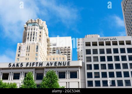 Vista esterna degli edifici dei negozi di lusso Saks Fifth Avenue e Tiffany in Union Square. - San Francisco, California, USA - Luglio, 2021 Foto Stock