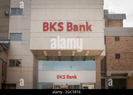 Foto di un cartello BKS Banka sul loro ufficio per Kranj, Slovenia. Abanka è una banca al dettaglio, commerciale e d'investimento slovena. La BKS Bank AG è Foto Stock