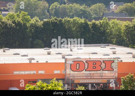Immagine di un segno con il logo di OBI di fronte al loro negozio principale per Kranj, Slovenia. La OBI GmbH & Co. Deutschland KG è una multinazionale tedesca Foto Stock