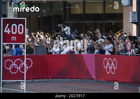 Sapporo, Giappone. 7 agosto 2021. Gli spettatori si vedono durante la finale di maratona femminile ai Giochi Olimpici di Tokyo 2020 a Sapporo, Giappone, 7 agosto 2021. Credit: Guo Chen/Xinhua/Alamy Live News Foto Stock