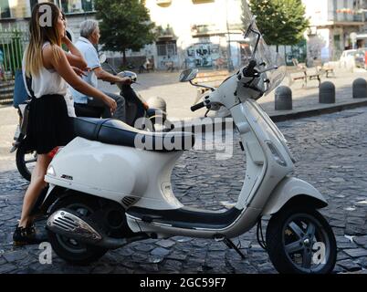 Gli italiani cavalcano i loro scooter in Via Sanità a Napoli. Foto Stock