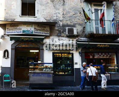 Antico Tarallificio Poppella panificio in Via Sanità a Napoli, Italia. Foto Stock