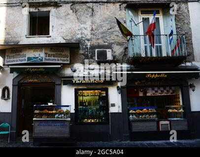 Antico Tarallificio Poppella panificio in Via Sanità a Napoli, Italia. Foto Stock