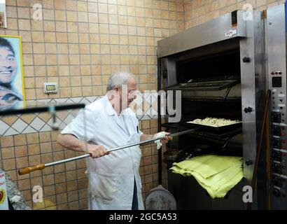 Antico Tarallificio Poppella panificio in Via Sanità a Napoli, Italia. Foto Stock
