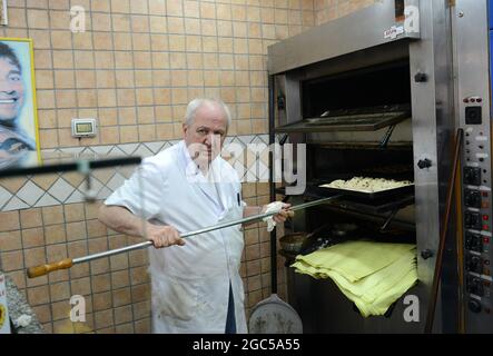 Antico Tarallificio Poppella panificio in Via Sanità a Napoli, Italia. Foto Stock
