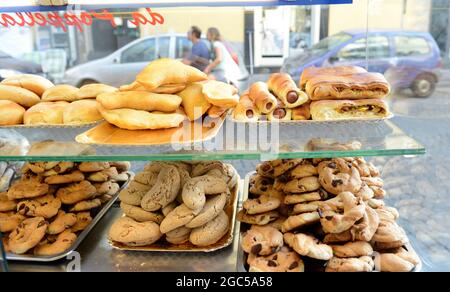 Antico Tarallificio Poppella panificio in Via Sanità a Napoli, Italia. Foto Stock