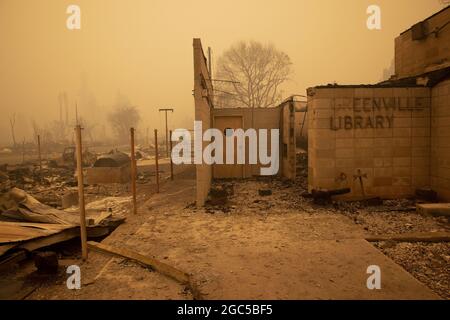 Greenville, Stati Uniti. 06 agosto 2021. I resti bruciati della Greenville Library lungo Main Street nel centro di Greenville, California, dopo l'incendio di Dixie distrusse la città, venerdì 6 agosto 2021. Foto di Peter DaSilva/UPI Credit: UPI/Alamy Live News Foto Stock