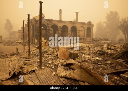 Greenville, Stati Uniti. 06 agosto 2021. I resti di edifici bruciati lungo Main Street nel centro di Greenville, California, dopo l'incendio di Dixie distrusse la città, venerdì 6 agosto 2021. Foto di Peter DaSilva/UPI Credit: UPI/Alamy Live News Foto Stock