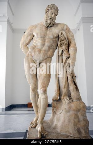 Ercole Farnese - un'antica statua di Ercole presso il Museo Archeologico Nazionale di Napoli. Foto Stock