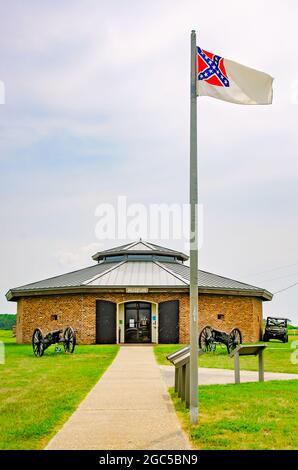 I cannoni si trovano di fronte al museo di Fort Morgan, 31 luglio 2021, a Gulf Shores, Alabama. Fort Morgan fu costruito nel 1834. Foto Stock