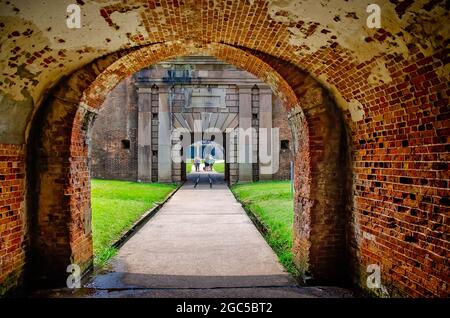 Il tunnel della postern conduce al porto di sally a Fort Morgan, 31 luglio 2021, a Gulf Shores, Alabama. Il tunnel della postern aveva porte su ogni estremità Foto Stock