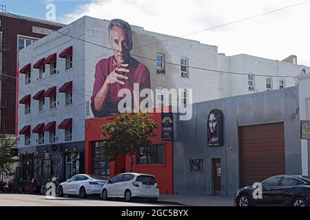 The American Hotel and ed Ruscha murale di Kent Twitchell. Il quartiere delle Arti. Centro di Los Angeles, California, Stati Uniti Foto Stock