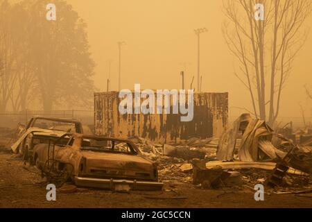 Greenville, Stati Uniti. 06 agosto 2021. Un quartiere bruciato fuori Main Street è visto nella zona del centro di Greenville, California dopo l'incendio di Dixie distrutto la città, Venerdì 6 agosto 2021. Foto di Peter DaSilva/UPI Credit: UPI/Alamy Live News Foto Stock