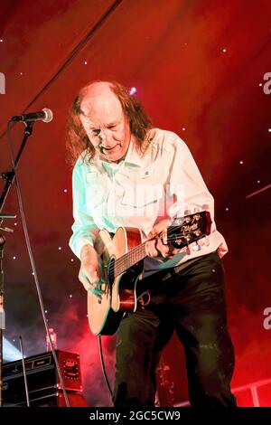 Wickham, Regno Unito. 05 agosto 2021. Cantante-compositore inglese, folk, rock punk e chitarrista pop John Otway si esibiscono dal vivo sul palco al Wickham Festival di Hampshire. Credit: SOPA Images Limited/Alamy Live News Foto Stock