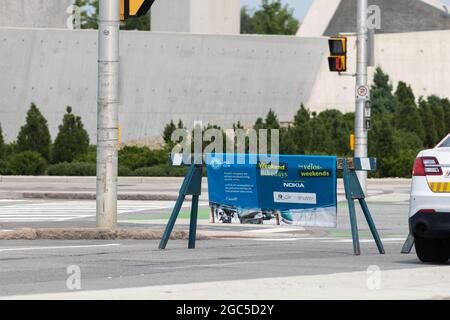 Ottawa, Ontario, Canada - 18 luglio 2021: Un cartello NCC su una barriera presso il Sir John A. MacDonald Parkway pubblicizza Weekend Bikedays, come parte della pa Foto Stock