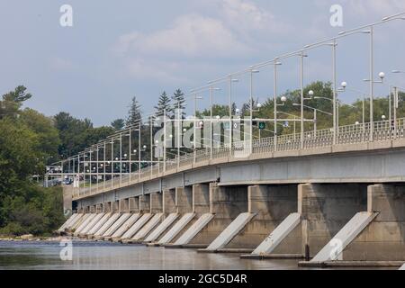 Ottawa, Ontario, Canada - 18 luglio 2021: L'estremità del Québec del Champlain Bridge, che attraversa il fiume Ottawa tra le città di Gatineau e Ott Foto Stock