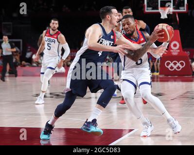 Saitama, Giappone. 7 agosto 2021. Damian Lillard (fronte, R) degli Stati Uniti compete con Thomas Heurtel (fronte, L) della Francia durante la finale maschile di pallacanestro tra gli Stati Uniti e la Francia ai Giochi Olimpici di Tokyo 2020 a Saitama, Giappone, 7 agosto 2021. Credit: Pan Yulong/Xinhua/Alamy Live News Foto Stock