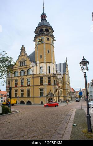 28 luglio 2021, Sassonia-Anhalt, Köthen (Anhalt): Il municipio di Köthen. L'edificio e' un edificio storico. Foto: Klaus-Dietmar Gabbert/dpa-Zentralbild/ZB Foto Stock