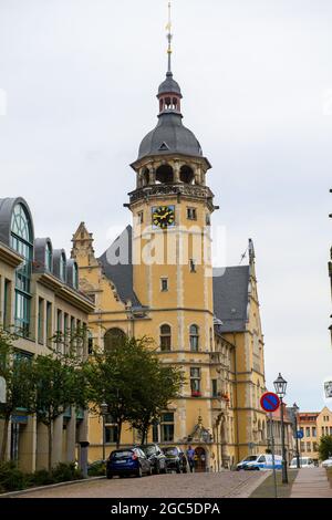 28 luglio 2021, Sassonia-Anhalt, Köthen (Anhalt): Il municipio di Köthen. L'edificio e' un edificio storico. Foto: Klaus-Dietmar Gabbert/dpa-Zentralbild/ZB Foto Stock