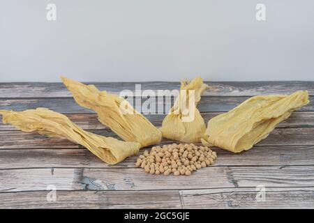 La pelle di tofu, o localmente conosciuta come Foochuk è un prodotto alimentare fatto da pellicola di soia quando bollente di latte di soia in padella poco profonda aperta e poi asciugato, usato come m. Foto Stock