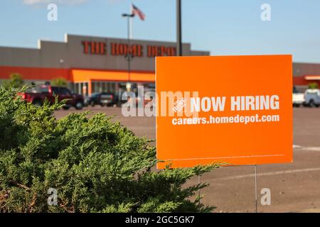 Bloomsburg, Stati Uniti. 05 agosto 2021. Un segno ora di assunzione è visto ad un deposito domestico in Bloomsburg, Pennsylvania il 5 agosto 2021. Credit: Sipa USA/Alamy Live News Foto Stock