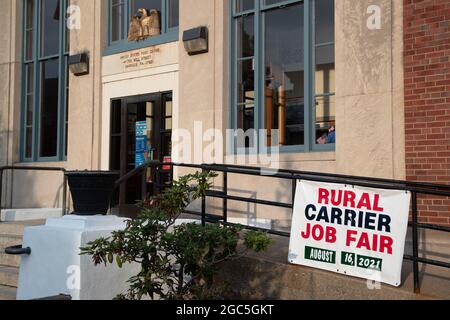 Danville, Stati Uniti. 06 agosto 2021. Un segno per una fiera di lavoro di vettore rurale è visto all'ufficio postale a Danville, Pennsylvania il 6 agosto 2021. Credit: Sipa USA/Alamy Live News Foto Stock