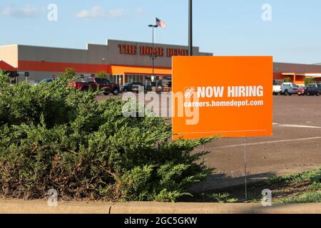 Bloomsburg, Stati Uniti. 05 agosto 2021. Un segno ora di assunzione è visto ad un deposito domestico in Bloomsburg, Pennsylvania il 5 agosto 2021. Credit: Sipa USA/Alamy Live News Foto Stock