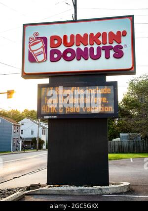 Danville, Stati Uniti. 06 agosto 2021. Un segno ora di assunzione è visto ad un franchising di Dunkin' Donuts a Danville, Pennsylvania il 6 agosto 2021. Credit: Sipa USA/Alamy Live News Foto Stock