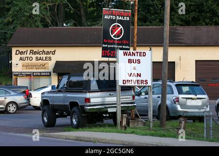 Danville, Stati Uniti. 06 agosto 2021. Un segno a DERL Reichard Auto Sales dice che stanno assumendo autobus e van driver in Danville Pennsylvania il 6 agosto 2021. Credit: Sipa USA/Alamy Live News Foto Stock