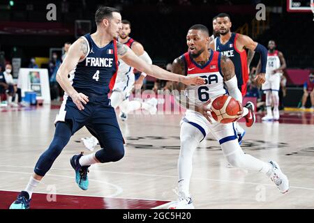 Tokyo, Giappone. 06 agosto 2021. La guardia statunitense Damian Lillard n.6, in giro per la Francia, è la guardia di punta Thomas Heurtel n.4, durante le finali di pallacanestro maschile ai Giochi Olimpici di Tokyo, Giappone, sabato 7 agosto 2021. Foto di Richard Ellis/UPI Credit: UPI/Alamy Live News Foto Stock