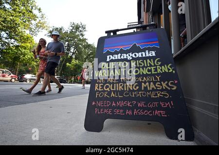 New York City, Stati Uniti. 06 agosto 2021. In vista del nuovo mandato di indossare la maschera interna a partire dal 16 agosto, i rivenditori e i ristoranti di New York City stanno inviando cartelli che chiedono ai clienti di essere mascherati all'interno, poiché la variante Delta del COVID-19 continua a impostare infezioni record in tutti gli Stati Uniti, New York, NY, 6 agosto 2021. (Anthony Behar/Sipa USA) Credit: Sipa USA/Alamy Live News Foto Stock