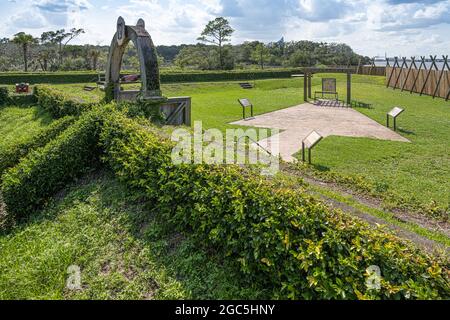 Interno di Fort Caroline replica del 16 ° secolo insediamento francese Huguenot lungo il fiume St. Johns a Jacksonville, Florida. (STATI UNITI) Foto Stock