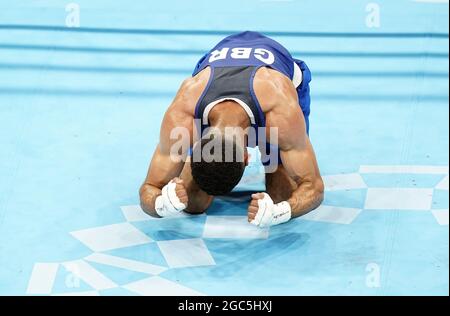Galal Yafai della Gran Bretagna celebra la vittoria dell'oro contro Carlo Paalam di Filippine durante la finale di Men's Fly (48 kg) alla Kokugikan Arena il quindicesimo giorno dei Giochi Olimpici di Tokyo 2020 in Giappone. Data immagine: Sabato 7 agosto 2021. Foto Stock